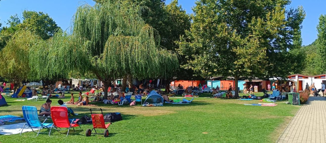Nagyot l&eacute;pett előre az egyik legszebb balatoni strand: ezek az &uacute;jdons&aacute;gok v&aacute;rj&aacute;k a vend&eacute;geket Szigligeten