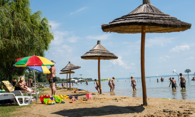 Csillagok &eacute;s k&eacute;k z&aacute;szl&oacute; jelzi a ny&aacute;ron, hogy mennyire sz&iacute;nvonalas strandon j&aacute;runk