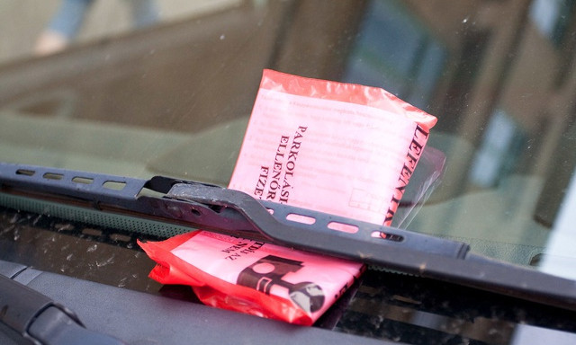 Elkezdt&eacute;k a f&uuml;v&ouml;n parkol&oacute;kat b&uuml;ntetni Veszpr&eacute;mben