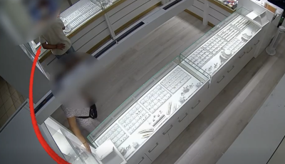 K&ouml;zel 11 milli&oacute; forint &eacute;rt&eacute;kben lopott arany &eacute;kszereket egy rom&aacute;n h&aacute;zasp&aacute;r Balatonf&uuml;reden - VIDE&Oacute;