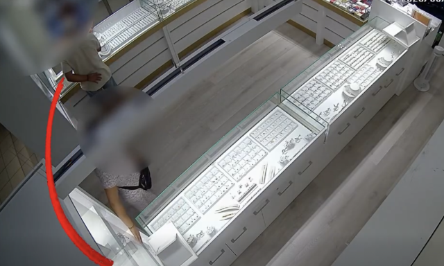 K&ouml;zel 11 milli&oacute; forint &eacute;rt&eacute;kben lopott arany &eacute;kszereket egy rom&aacute;n h&aacute;zasp&aacute;r Balatonf&uuml;reden - VIDE&Oacute;