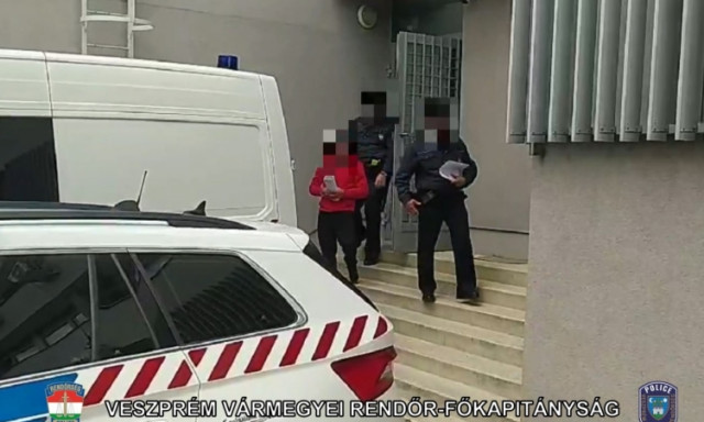 Elfogt&aacute;k a 19 &eacute;ves sr&aacute;cot, aki a buszp&aacute;lyaudvar v&aacute;r&oacute;term&eacute;ben dob&aacute;lta a sz&eacute;keket