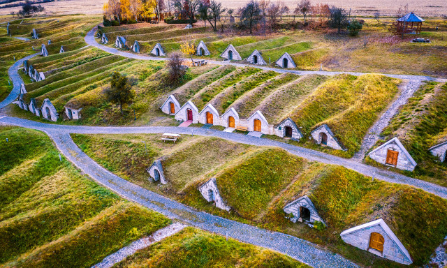 Nem kell K&ouml;z&eacute;pf&ouml;ld&eacute;re menni &ndash; Ilyen a hercegk&uacute;ti pincesor, avagy a magyar Hobbitfalva