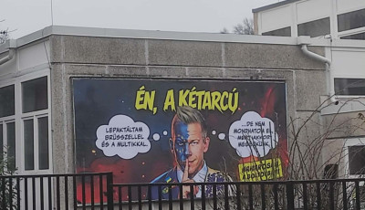 Fideszes propaganda &oacute;ri&aacute;splak&aacute;tot tettek ki egy veszpr&eacute;mi k&ouml;z&eacute;piskola fal&aacute;ra