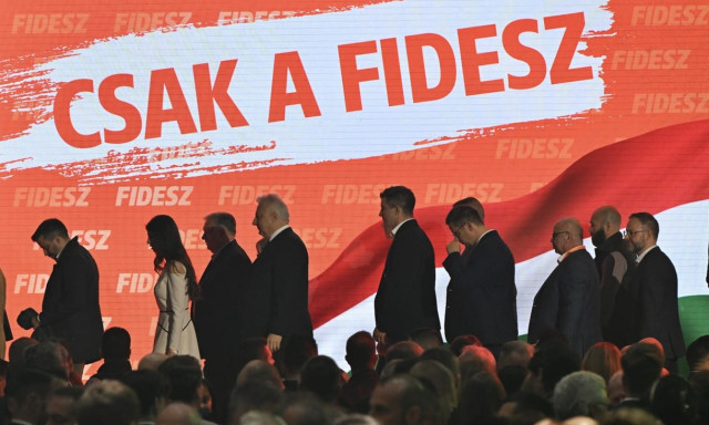 Guardian: mag&aacute;ng&eacute;pekkel menek&iacute;tik k&uuml;lf&ouml;ldre az Orb&aacute;n-k&ouml;r&ouml;k vagyon&aacute;t