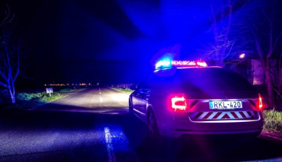 Rendőr&ouml;ket g&aacute;zoltak el a 8-as fő&uacute;ton, s&uacute;lyos s&eacute;r&uuml;l&eacute;seket szenvedtek