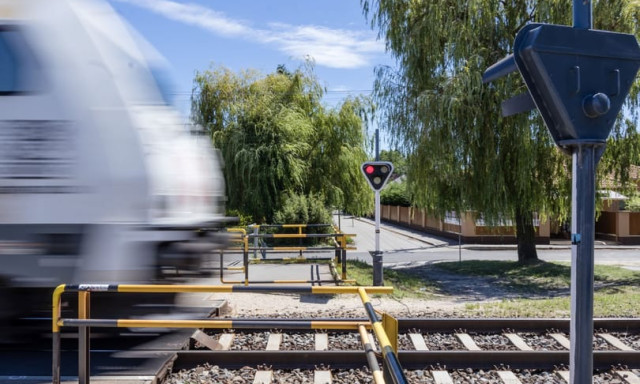 Embert g&aacute;zolt a vonat Als&oacute;&ouml;rsn&eacute;l