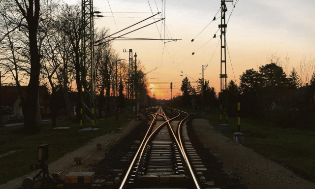 Vonattal &uuml;tk&ouml;z&ouml;tt egy aut&oacute; a Győr-Veszpr&eacute;m vonalon