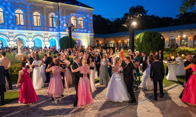 Kihirdett&eacute;k a 201. balatonf&uuml;redi Anna-b&aacute;l programj&aacute;t: a Magna Cum Laude &eacute;s a 100 Tag&uacute; Cig&aacute;nyzenekar is &eacute;rkezik