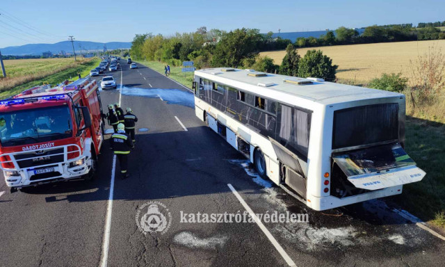 Kigyulladt egy menetrend szerint k&ouml;zlekedő aut&oacute;busz motortere