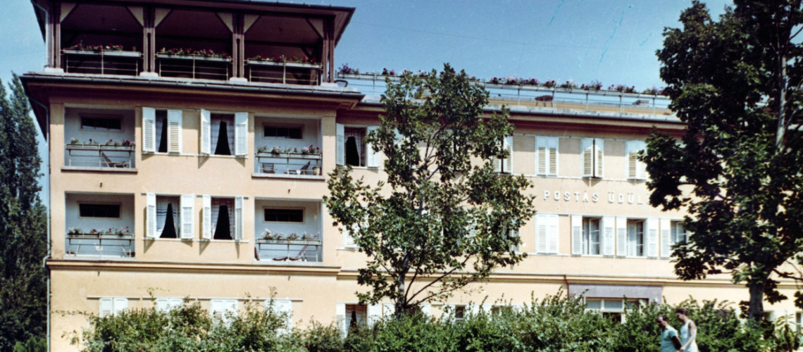 Civil tiltakoz&aacute;s Balatonalm&aacute;diban: k&ouml;zvagyon elad&aacute;s&aacute;t&oacute;l f&eacute;ltik a Balaton-parti ingatlanokat