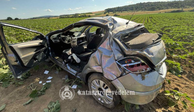 Egy aut&oacute; let&eacute;rt a 82-es fő&uacute;tr&oacute;l t&ouml;bbsz&ouml;r megp&ouml;rd&uuml;lt &eacute;s a sz&aacute;nt&aacute;sban &aacute;llt meg