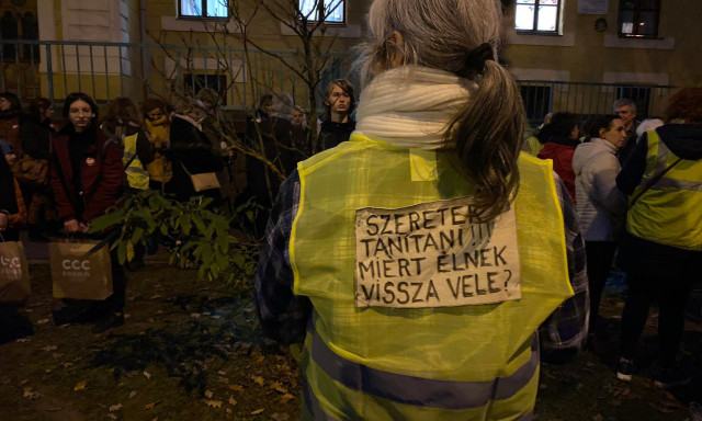 &bdquo;Nincs tan&aacute;r, nincs j&ouml;vő!&rdquo; - T&ouml;bb sz&aacute;zan vonultak Veszpr&eacute;m utc&aacute;in az oktat&aacute;s&eacute;rt