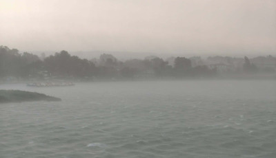 Szerd&aacute;n 100 kilom&eacute;ter/&oacute;ra feletti sz&eacute;ll&ouml;k&eacute;sek voltak a Balatonn&aacute;l