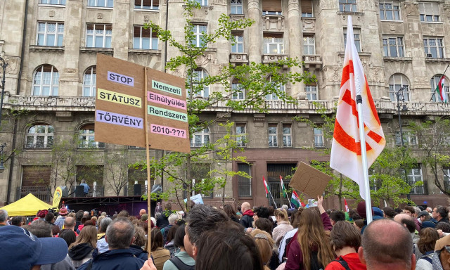 K&ouml;nnyg&aacute;zzal f&uacute;jt&aacute;k arcon a t&uuml;ntető di&aacute;kokat