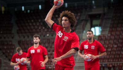 Szerd&aacute;n l&eacute;p elősz&ouml;r p&aacute;ly&aacute;ra a Veszpr&eacute;m