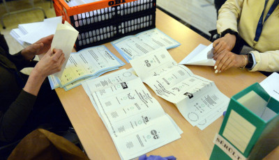 Egyre t&ouml;bb ellenz&eacute;ki p&aacute;rt l&eacute;p vissza a korm&aacute;nyv&aacute;lt&aacute;s&eacute;rt