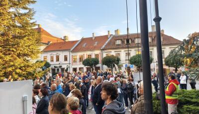 T&ouml;bb sz&aacute;zan t&uuml;ntettek Veszpr&eacute;m j&ouml;vőj&eacute;&eacute;rt &eacute;s az &aacute;tl&aacute;that&oacute; d&ouml;nt&eacute;sek&eacute;rt