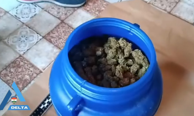 Gomb&aacute;z&aacute;s k&ouml;zben tal&aacute;ltak r&aacute; a hord&oacute;s k&aacute;b&iacute;t&oacute;szerre, lecsaptak a tulajdonosra - VIDE&Oacute;