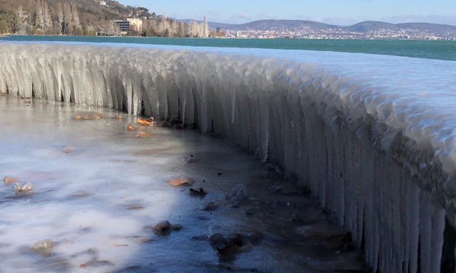 J&eacute;g bor&iacute;tja a Balaton &eacute;szaki partj&aacute;t is