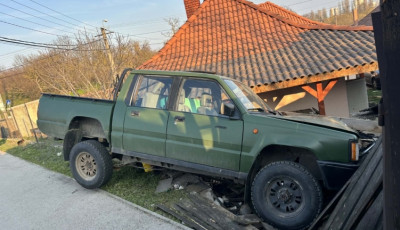 Egy h&aacute;z ker&iacute;t&eacute;s&eacute;t is kid&ouml;nt&ouml;tte az ittasan, bedrogozva vezető sofőr P&eacute;tf&uuml;rdőn