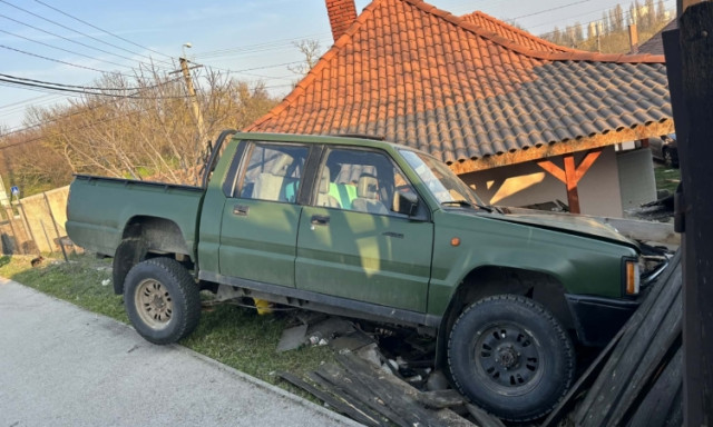 Egy h&aacute;z ker&iacute;t&eacute;s&eacute;t is kid&ouml;nt&ouml;tte az ittasan, bedrogozva vezető sofőr P&eacute;tf&uuml;rdőn