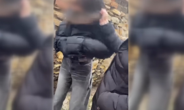 Megr&aacute;z&oacute; felv&eacute;tel terjed: hossz&uacute; percekig b&aacute;ntalmaztak egy 14 &eacute;ves kisl&aacute;nyt P&aacute;p&aacute;n