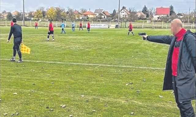 Tiszta Kolumbia! J&aacute;t&eacute;kpisztollyal fenyegette meg a partjelzőt egy megye III-as focista