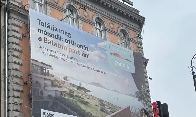 A Balaton nem &uuml;zlet: Fony&oacute;don vir&aacute;ggal &eacute;s szalaggal tiltakoznak a luxuslak&oacute;park ellen