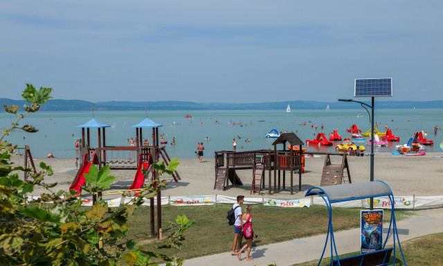 Hov&aacute; ter&iacute;tsd le a strandt&ouml;r&ouml;lk&ouml;ződet, ha nem akarsz h&aacute;rom &oacute;ra alatt megőr&uuml;lni a balatoni val&oacute;s&aacute;gban?