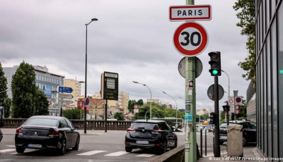 P&aacute;rizs lelassul - 30 km/h lesz mostant&oacute;l a maxim&aacute;lis sebess&eacute;g a v&aacute;rosban