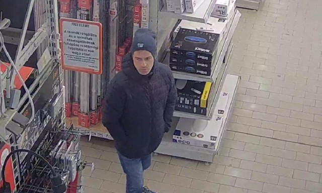 Olcs&oacute;bb dobozba rakta a dr&aacute;g&aacute;bb l&aacute;mp&aacute;t - A veszpr&eacute;mi rendőr&ouml;k keresik a k&eacute;pen l&aacute;that&oacute; f&eacute;rfit