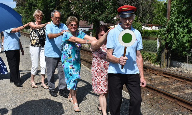 Nem j&ouml;tt a vonat, &iacute;gy az utasok saj&aacute;t maguk kezdtek el vonatozni Balatongy&ouml;r&ouml;kn&eacute;l