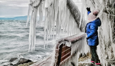 Jeges csodavil&aacute;got var&aacute;zsolt a sz&eacute;l &eacute;s az eső a Balatonon d&eacute;li partj&aacute;ra