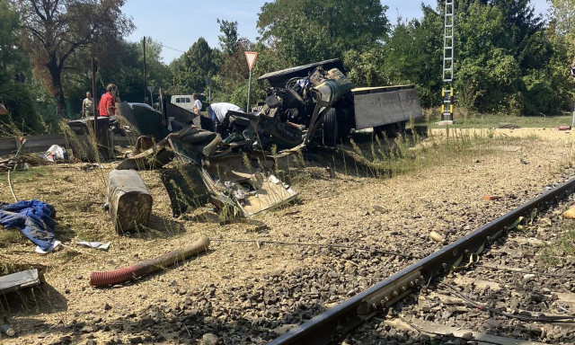 Teheraut&oacute;val &uuml;tk&ouml;z&ouml;tt egy InterCity a Balatonon, le&aacute;llt a vas&uacute;ti k&ouml;zleked&eacute;s az &eacute;szaki parton