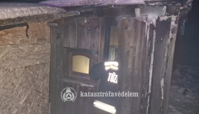 Ut&aacute;nfut&oacute;ra &eacute;p&iacute;tett fa b&oacute;d&eacute;ban keletkezett tűz Szerecsenyben