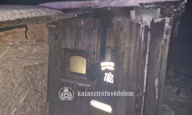 Ut&aacute;nfut&oacute;ra &eacute;p&iacute;tett fa b&oacute;d&eacute;ban keletkezett tűz Szerecsenyben