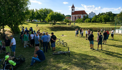 A Mandul&aacute;s j&ouml;vője a t&eacute;t: civilek tiltakoznak a z&ouml;ldter&uuml;let be&eacute;p&iacute;thetős&eacute;ge ellen Balatonalm&aacute;diban