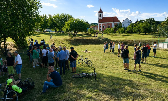 A Mandul&aacute;s j&ouml;vője a t&eacute;t: civilek tiltakoznak a z&ouml;ldter&uuml;let be&eacute;p&iacute;thetős&eacute;ge ellen Balatonalm&aacute;diban