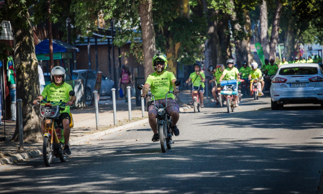 T&ouml;bb, mint sz&aacute;zan gurult&aacute;k k&ouml;rbe babett&aacute;jukkal h&eacute;tv&eacute;g&eacute;n a Balatont