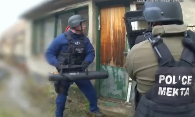 Azzal fenyegette szomsz&eacute;dj&aacute;t a devecseri f&eacute;rfi, hogy r&aacute;gy&uacute;jtja a h&aacute;zat, v&eacute;g&uuml;l a rendőr&ouml;k t&ouml;rtek őr&aacute;