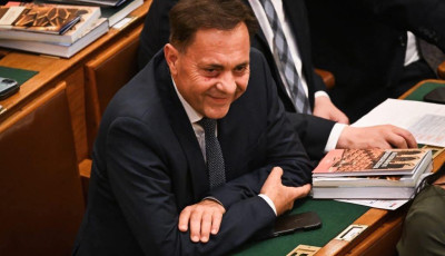 5,5 milli&oacute;ra b&uuml;ntett&eacute;k P&oacute;csot, mert egy megperzselt diszn&oacute;ra &iacute;rta Ruszin-Szendi nev&eacute;t