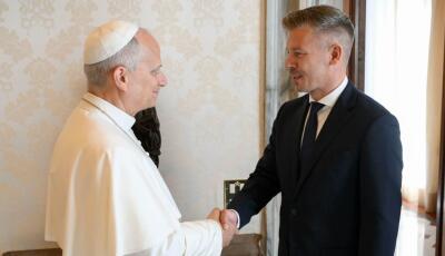XIV. Le&oacute; p&aacute;pa mag&aacute;naudienci&aacute;n fogadta Magyar P&eacute;tert a Vatik&aacute;nban