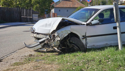 V&iacute;zelvezető &aacute;rokba csap&oacute;dott egy kocsi P&eacute;tf&uuml;rdőn