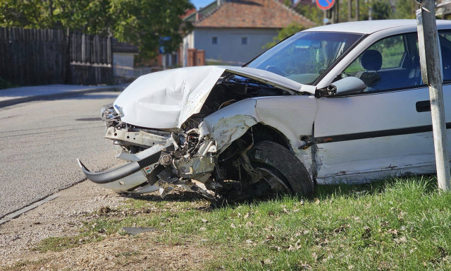 V&iacute;zelvezető &aacute;rokba csap&oacute;dott egy kocsi P&eacute;tf&uuml;rdőn