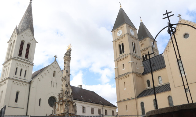 T&ouml;bb sz&aacute;z &eacute;ves s&iacute;rokat t&aacute;rtak fel a veszpr&eacute;mi bazilika altemplom&aacute;ban