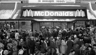 1990-ben nyílt Moszkvában az első McDonald's, ez a 17 kép megmutatja micsoda őrület volt