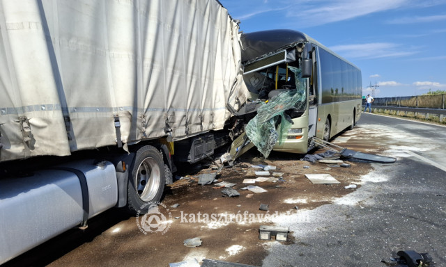 Busz rohant kamionba a 8-as fő&uacute;ton - 15 embert sz&aacute;ll&iacute;tottak k&oacute;rh&aacute;zba