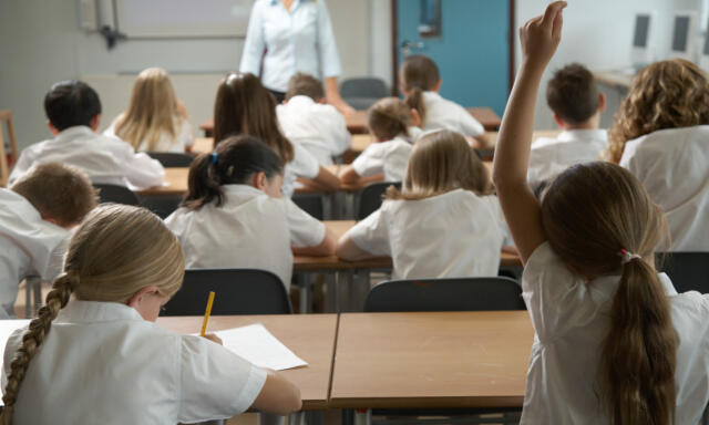 PISA-felm&eacute;r&eacute;s: T&ouml;rt&eacute;nelmi m&eacute;lyponton a magyar di&aacute;kok teljes&iacute;tm&eacute;nye