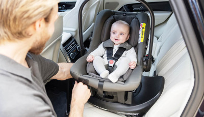 Hat h&oacute;napos csecsemőt szabad&iacute;tottak ki a tűzolt&oacute;k egy r&aacute;z&aacute;r&oacute;dott kocsib&oacute;l